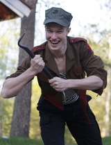 Heikki (Ilari Leskinen) on tullut kievariin selvittämään outoja tapahtumia