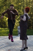 Aarre (Antti Lentonen) saa lennokkuutta kievarinemännän, Mantan, (Aila Fast) esiintymisestä