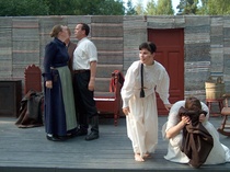 Heta (Anni Savolainen), Juhani (Kari Mäkilä), Kustaava (Ida Wiik) ja Malviina (Katri Kettunen)