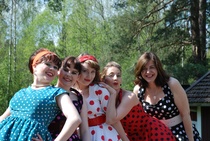 Irmeli (Marjut Tuominiemi), Pirkko (Ida Wiik),  Laila (Rosa Heinonen), Annikki (Riikka Lehtonen) ja Eila (Liisa Nikander)