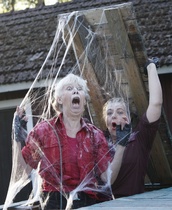 Kievarin aarretta etsivät talon kellarista myös oudosti käyttäytyvät sisarukset Sipsi (Seija Tikkanen) ja Kasi (Liisa Nikander)
