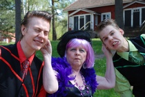 Oili (Aila Fast) ojentaa poikia (Lauri Pohjola ja Aaro Saksala)