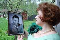 Hotellin omistajatar Orvokki Äyskäri (Virpi Lepistö) muistelee Olavia