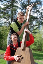 Muusikkopojat Ville (Lauri Pohjola) ja Kalle (Aaro Saksala)