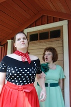 Mirjam (Viola Leivo) ja hänen äitinsä, rouva Äyskäri (Virpi Lepistö)