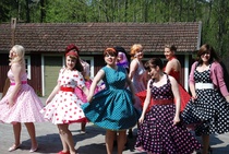 Hotellin iskelmätytöt harjoittelee