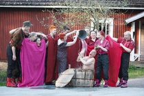 Manta (Aila Fast) kylvettää vilustunutta elokuvaohjaajaa, Herra Kulpsia (Kari Mäkilä) muun kievariväen seuratessa uteliaana.
