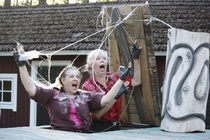 Kievarin aarretta etsivät talon kellarista myös oudosti käyttäytyvät sisarukset Sipsi (Seija Tikkanen) ja Kasi (Liisa Nikander)
