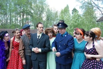 Poliisi (Ville Koskela) tekee selkoa Akselin (Atso Akkanen) arpalipusta