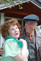 Orvokki-rouva (Virpi Lepistö) ja isäntämies Pusakka (Kari Mäkilä)