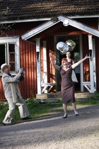 Elokuvaohjaaja Kulps (Kari Mäkilä) säikäyttää kievarin Manta-emännän (Aila Fast) yllättävällä valokuvalla